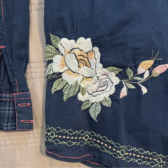 3J Workshop Johnny Was Navy Shirt with Pink Stitching Floral Embroidered Boho - Picture 3 of 8